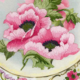 Borduurpakket Plate with Pink Poppies - Satin Stitch - RIOLIS    ri-pt0075