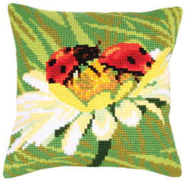 Kussen borduurpakket Ladybug on Camomile - Collection d'Art    cda-5219