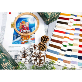 Borduurpakket Santa’s Secret Stop - Leti Stitch   leti-l9964