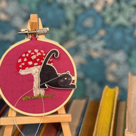 Wooden Needle Minder Cat - Midnight - The Crafty Kit Company - ckc-nm-012