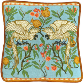 Petit Point borduurpakket Walter Crane - Cockatoo And Pomegranate Tapestry - Bothy Threads    bt-tac19
