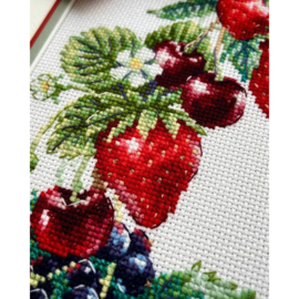 Borduurpakket Wreath with Berries - RIOLIS - ri-2323