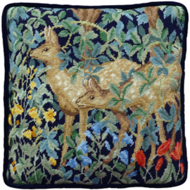 Petit Point borduurpakket Henry Dearle - Greenery Deer Tapestry - Bothy Threads   bt-tac17