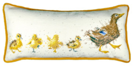 Petit Point borduurpakket Hannah Dale - Mother Duck Tapestry - Bothy Threads  bt-thd81