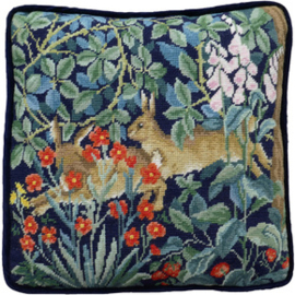 Petit Point borduurpakket Henry Dearle - Greenery Hares Tapestry - Bothy Threads   bt-tac16