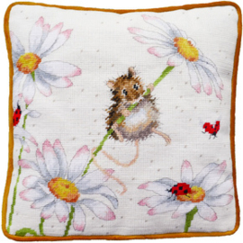 Petit Point borduurpakket Hannah Dale - Daisy Mouse Tapestry - Bothy Threads   bt-thd80