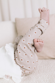 Newborn set caramel hartjes met ecru ruffleshirtje