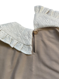 Oversized sweater met rufflekraag taupe