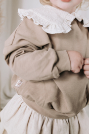 Oversized sweater met rufflekraag taupe