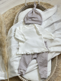 Newborn set caramel hartjes met ecru ruffleshirtje