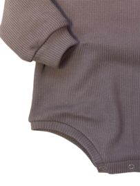 Sweaterromper gebreid poederbruin.