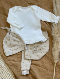 Newborn set caramel hartjes met ecru ruffleshirtje
