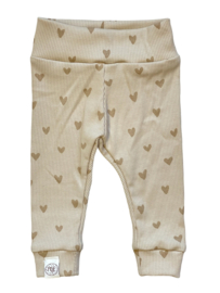 Broekje ribtricot hartjes karamel