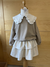 Oversized sweater met rufflekraag taupe
