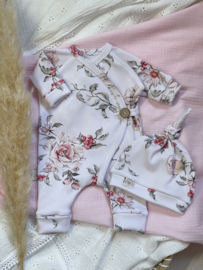 Overslagboxpakje van ribtricot met bloemen