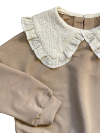 Oversized sweater met rufflekraag taupe