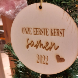 Houten kerstbal - 1e kerst samen