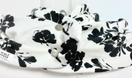 Hvidt tørklæde med sort blomstermotiv