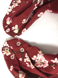 Sort tørklæde med blomstermotiv