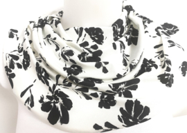 Hvidt tørklæde med sort blomstermotiv