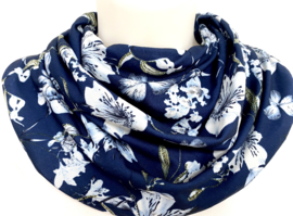 Marineblåt tørklæde med lyseblå blomster