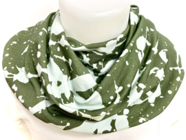Armygrønt tørklæde med lyse plamager