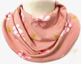 Gammelrosa med blomster