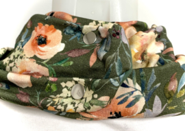 Grønt tørklæde med blomsterdesign