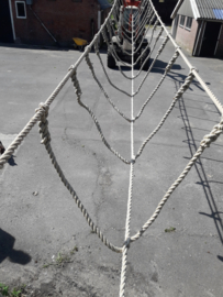 Rope bridge with connection between running ropes
