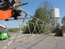 Rope bridge with connection between running ropes