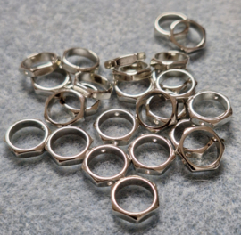 62  6 hoekige zilver kraal