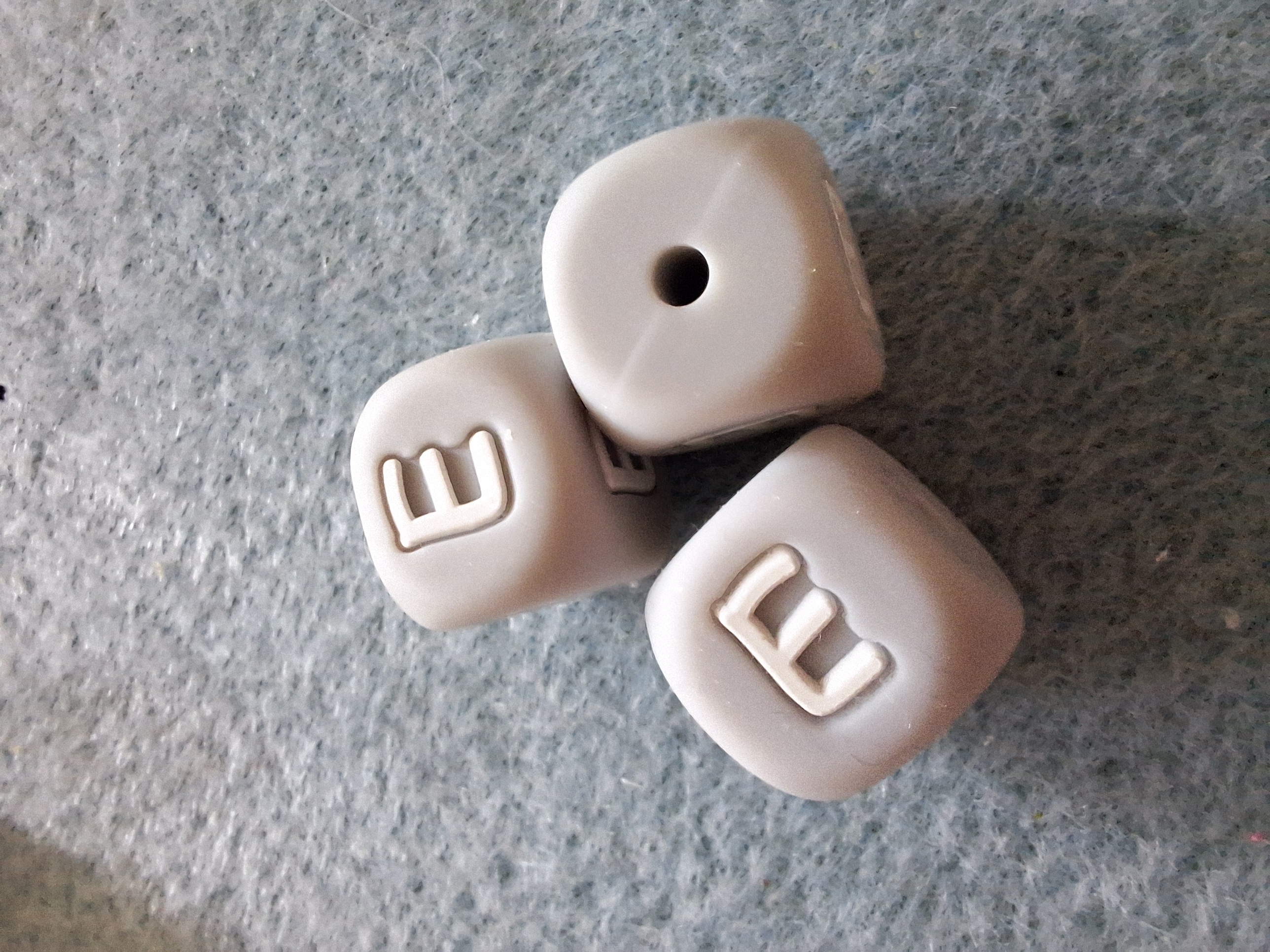 Grijze letter E