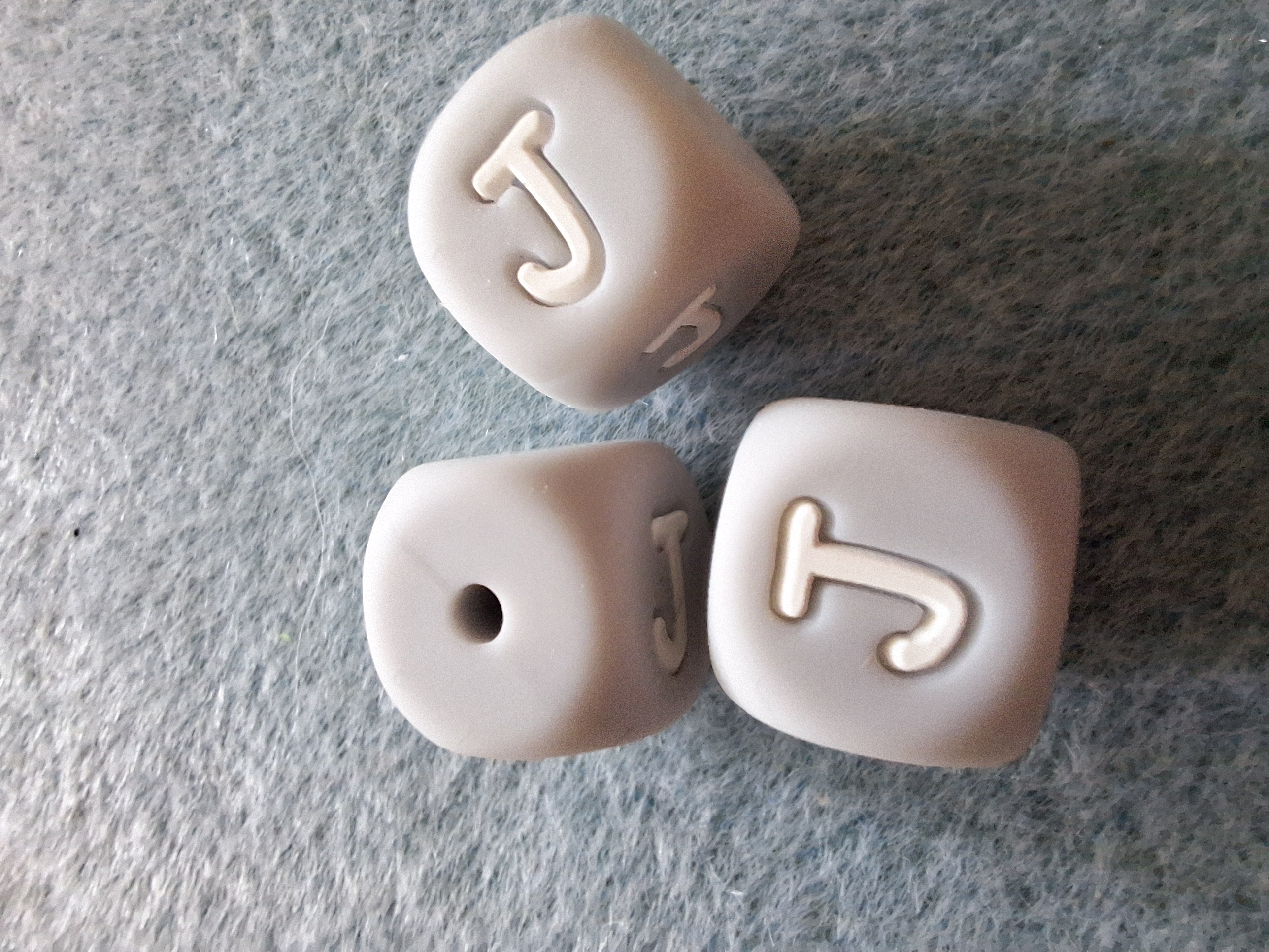 Grijze letter J