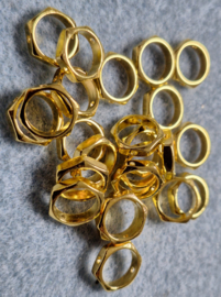 63  6 hoekige goud kraal