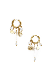 Oorbellen stainless goud met bloem en kralen en bedels wit