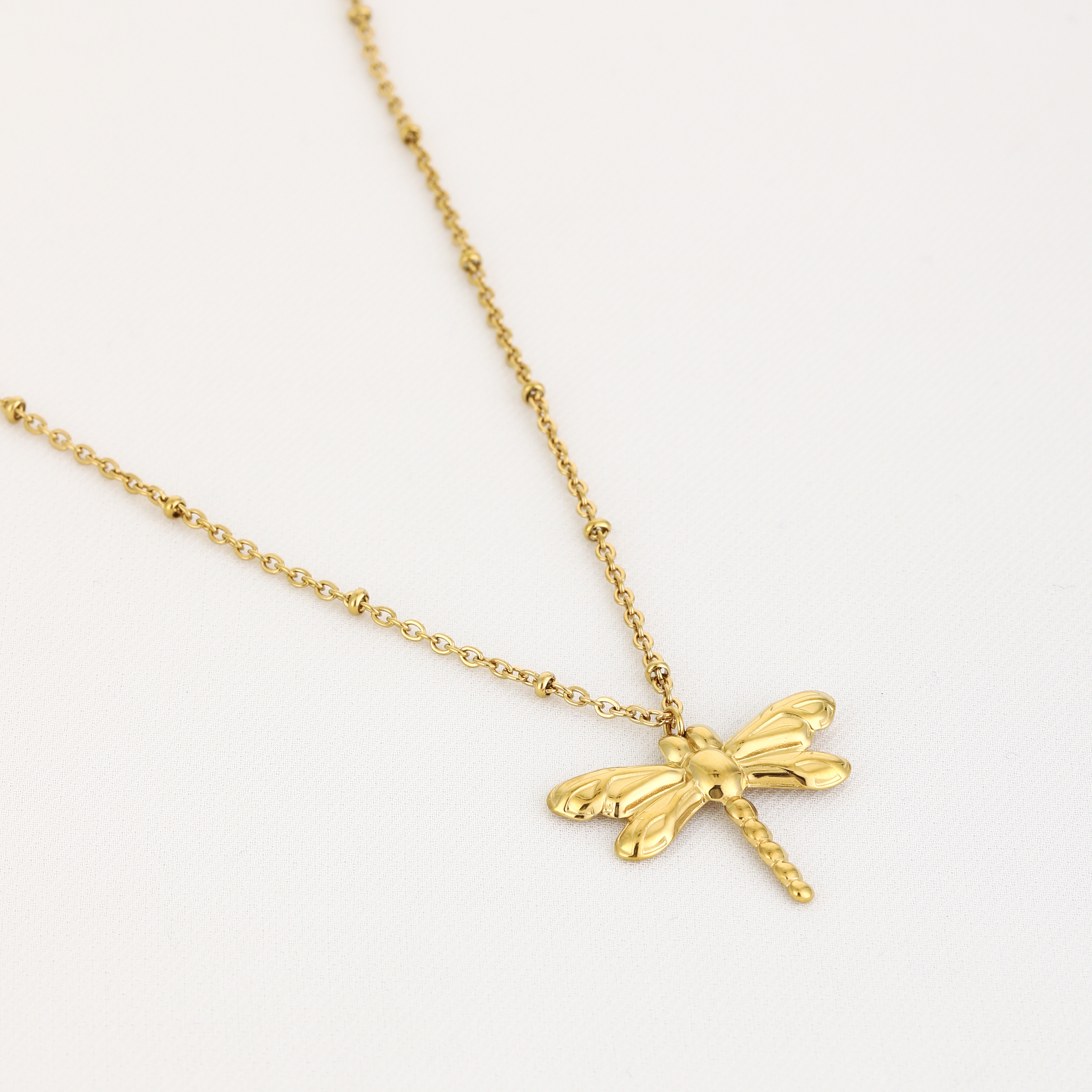 Middel lange ketting met libelle goud