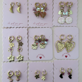 Oorbellen goud charms pretty bloem lichtroze