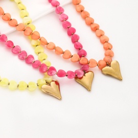 Ketting met kralen fushia en goud hartje