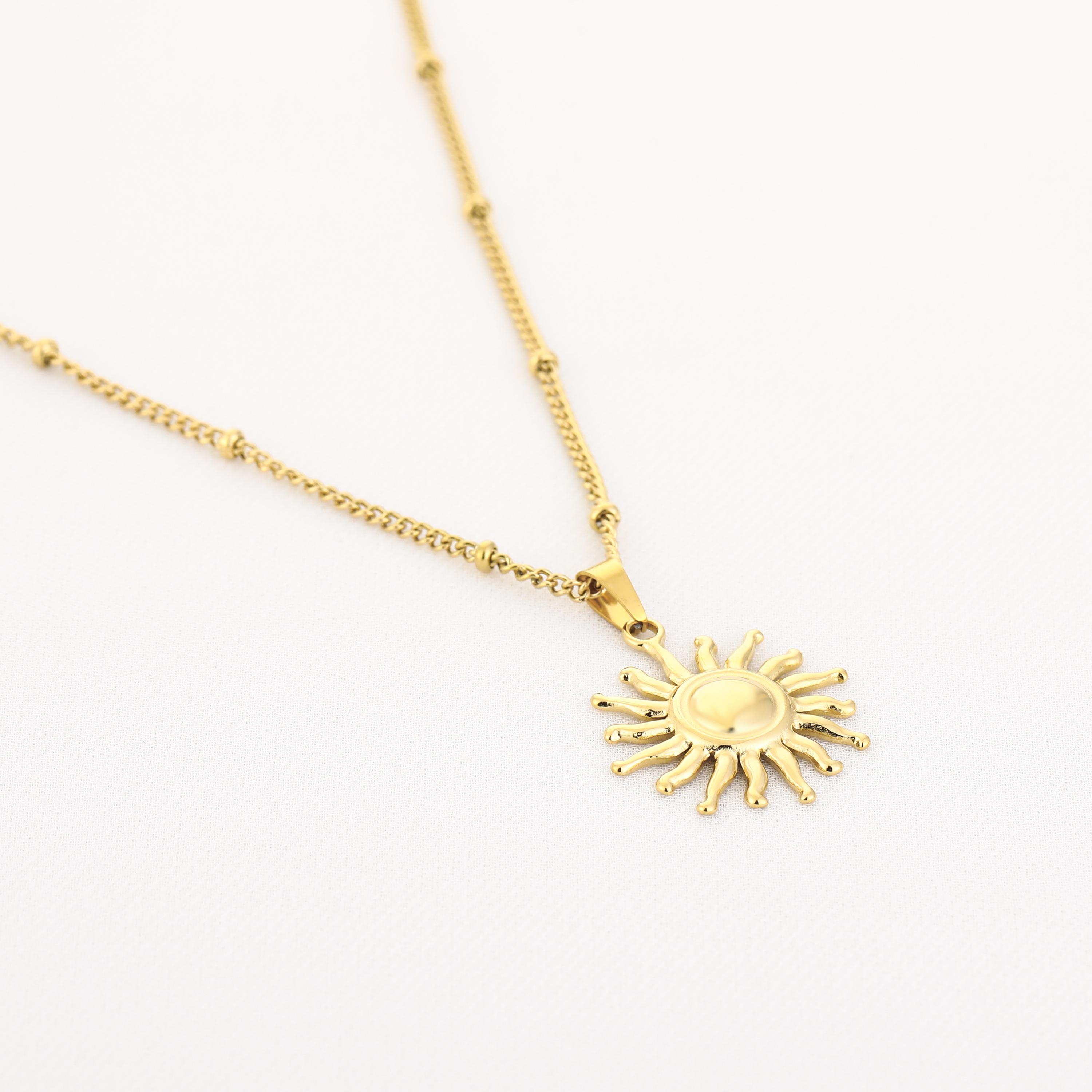 Middellange ketting met zon goud