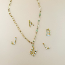 Ketting met initiaal steentjes