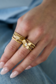 Statement ring met meerdere lagen bloem goud