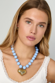 Blauwe kralenketting met gouden harten bedel