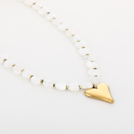 Ketting met kralen wit en goud hartje
