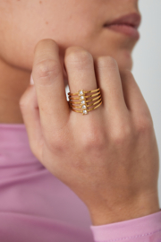 Ring met meerdere lagen en steentjes