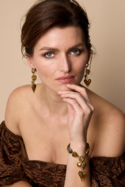 Stainless steel oorbellen goud met kralen en hart bruin