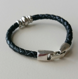 Leren armband met ornament