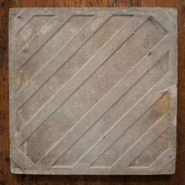 Antieke tegel - bruin transfer-ware decor van een bloemenmand