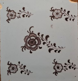 Antieke tegels, hoekanjelieren – 2 stuks