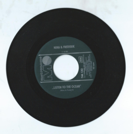 NINA & FREDERIK – LISTEN TO THE OCEAN / ME PET PARAKEET – 1960 (♪)
