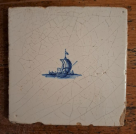 Antieke tegel – Delft, zeilbootje (hoeker) – ca. 17e eeuw